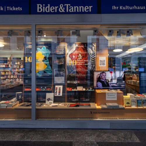 Rubrik Business Photographie, Crossmediale Schaufenster, Buch Verkauf, Bider & Tanner, Basel, Photography by Malco Messerli, eightleins (8lines)