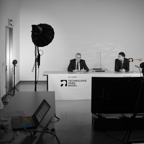 Rubrik Dokumentation Photographie, Regierungsräte Basel-Stadt v.l.n.r. Christoph Brutschin & Kaspar Sutter, Schluesseluebergabe, Tech Park Basel, Photography by Malco Messerli, eightleins (8lines)