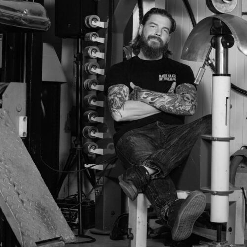 Rubrik Portrait Photographie, Portrait Mario Haase, HotRodGarage, Courgenay, Photography by Malco Messerli eightleins (8lines)