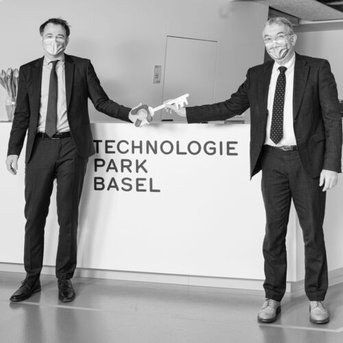 Rubrik Business Photographie, Regierungsräte Basel-Stadt v.l.n.r. Kaspar Sutter & Christoph Brutschin , Schluesseluebergabe, Tech Park Basel, Photography by Malco Messerli, eightleins (8lines)