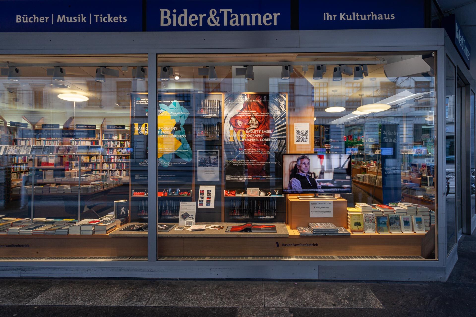 Rubrik Business | Crossmediale Schaufenster, Buch Verkauf, Bider & Tanner, Basel | Photography by Malco Messerli, eightleins